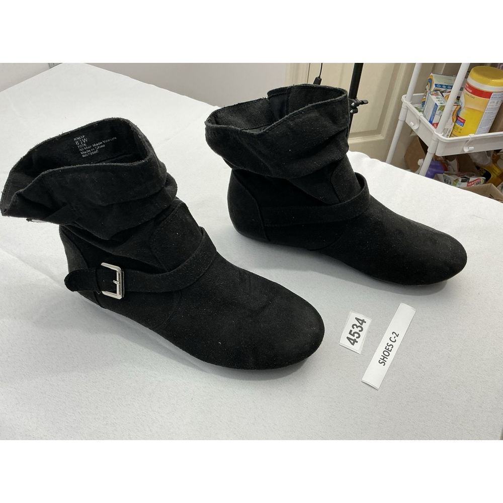 Womans Avenue Knox Pull On Ankle Boots 8.5 W Strappy Faux Suede